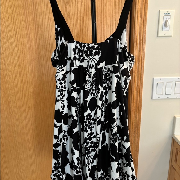 NEW FOREVER 21 Black & White Dress- Size Small - Picture 6 of 10